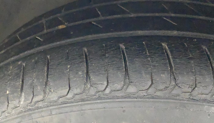2013 Volkswagen Polo COMFORTLINE 1.2L PETROL, Petrol, Manual, 1,19,316 km, Left Front Tyre Tread