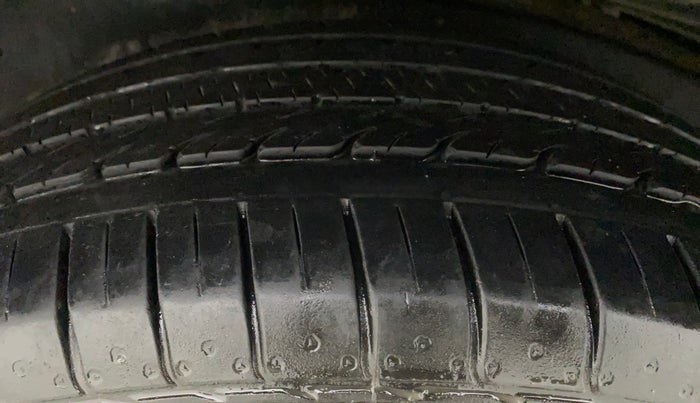 2020 Toyota Innova Crysta 2.4 GX AT 7 STR, Diesel, Automatic, 74,869 km, Left Rear Tyre Tread