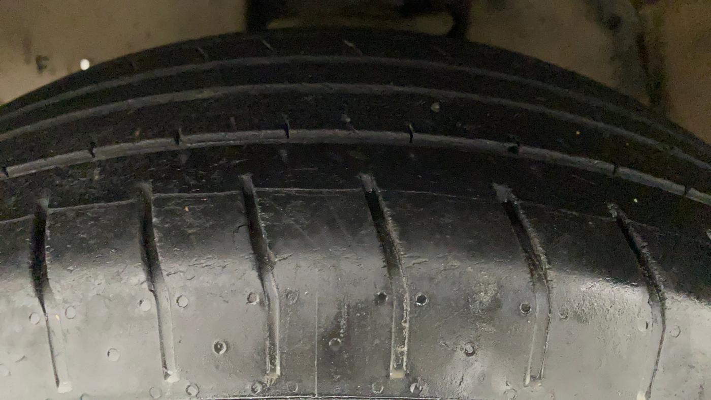 2020 Toyota Innova Crysta 2.4 GX AT 7 STR, Diesel, Automatic, 74,869 km, Left Front Tyre Tread