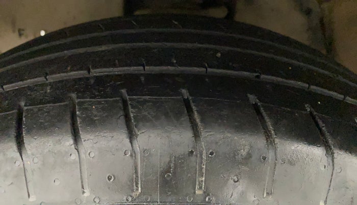 2020 Toyota Innova Crysta 2.4 GX AT 7 STR, Diesel, Automatic, 74,869 km, Left Front Tyre Tread
