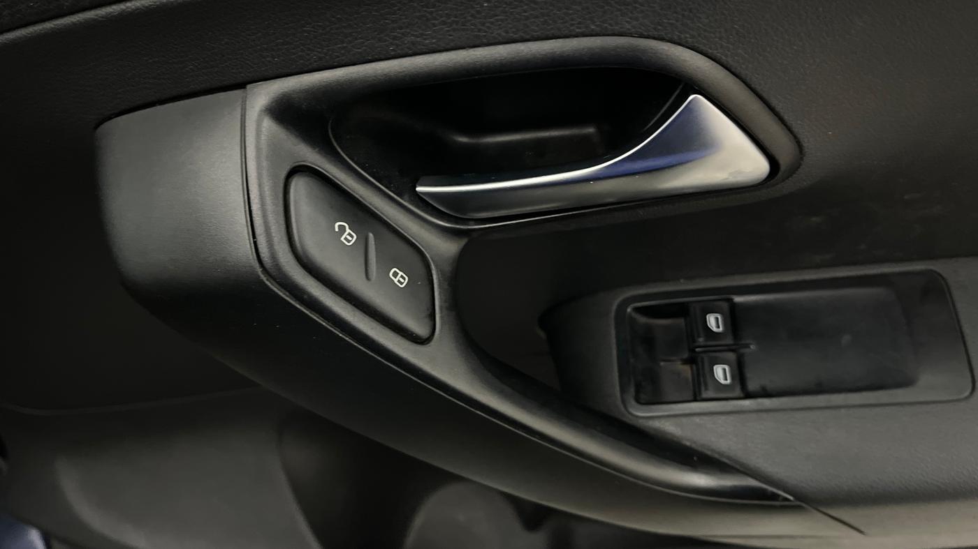 2015 Volkswagen Polo TRENDLINE 1.2L PETROL, Petrol, Manual, 63,722 km, Driver Side Door Panels Control