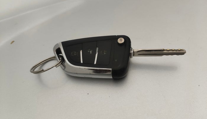 2016 Mahindra Kuv100 K6 D 6 STR, Diesel, Manual, 94,339 km, Key Close Up