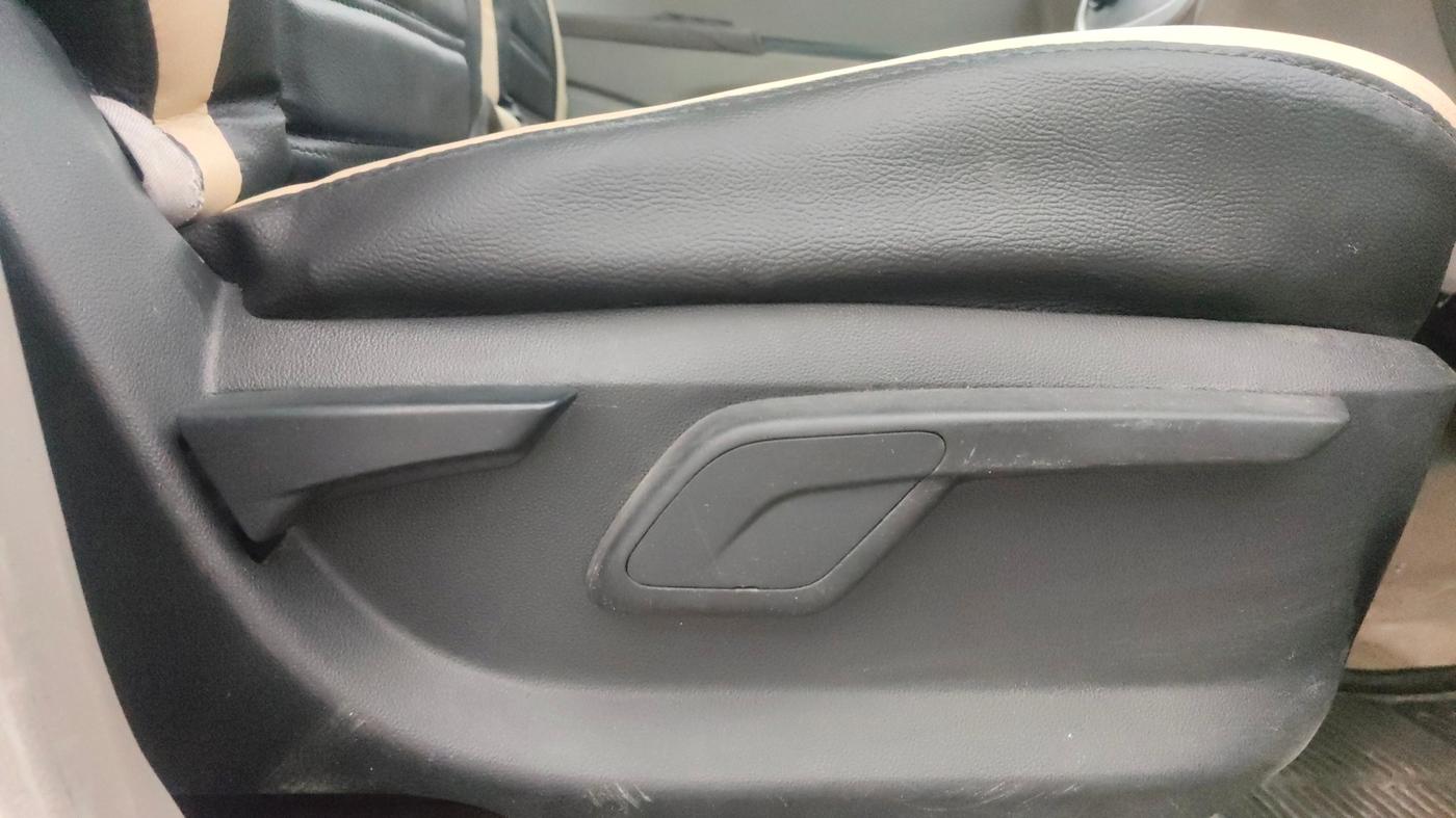 2016 Mahindra Kuv100 K6 D 6 STR, Diesel, Manual, 94,339 km, Driver Side Adjustment Panel