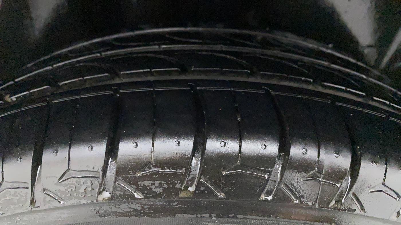 2017 Volkswagen Vento HIGHLINE PETROL AT, Petrol, Automatic, 1,14,298 km, Right Rear Tyre Tread
