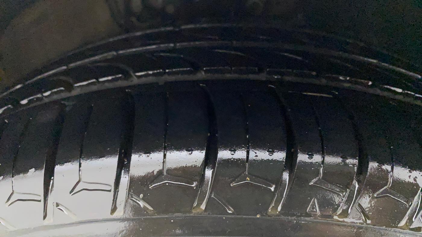 2017 Volkswagen Vento HIGHLINE PETROL AT, Petrol, Automatic, 1,14,298 km, Right Front Tyre Tread
