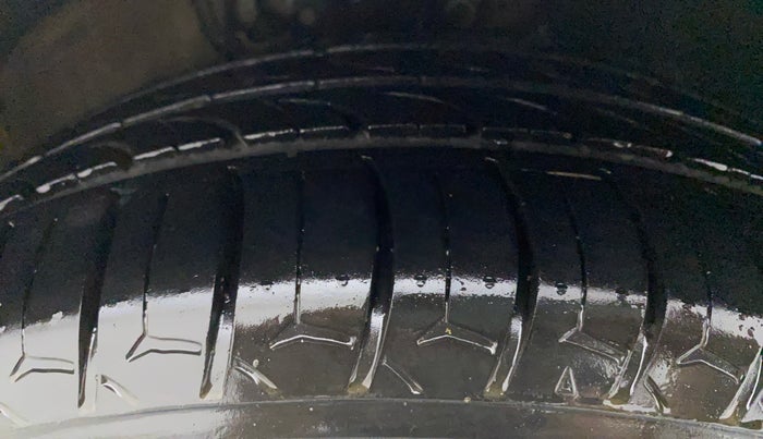 2017 Volkswagen Vento HIGHLINE PETROL AT, Petrol, Automatic, 1,14,298 km, Right Front Tyre Tread