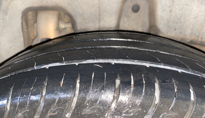 2023 Mahindra XUV300 W8(O) 1.2 PETROL DUAL TONE, Petrol, Manual, 58,758 km, Left Rear Tyre Tread