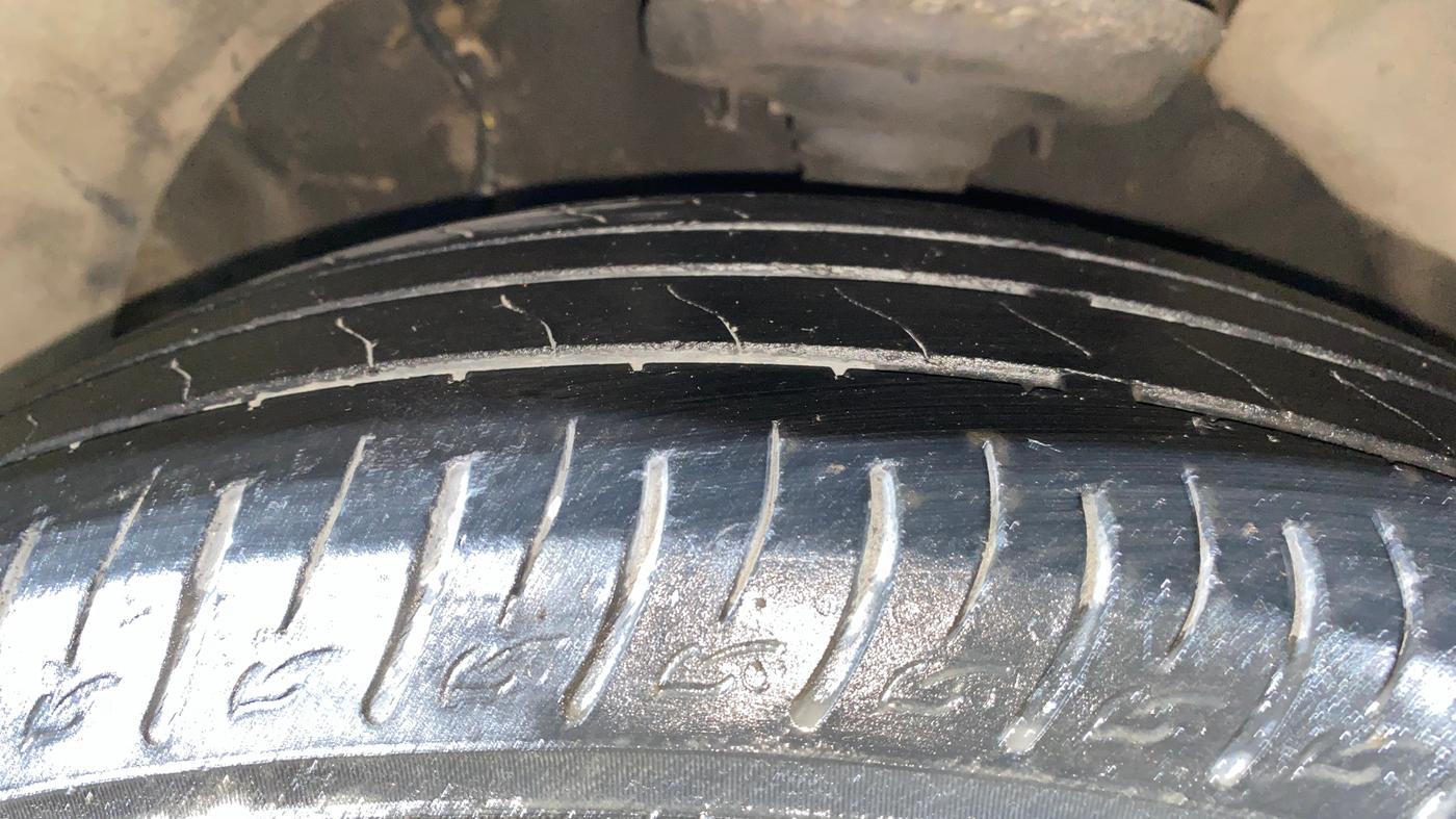 2023 Mahindra XUV300 W8(O) 1.2 PETROL DUAL TONE, Petrol, Manual, 58,758 km, Left Front Tyre Tread