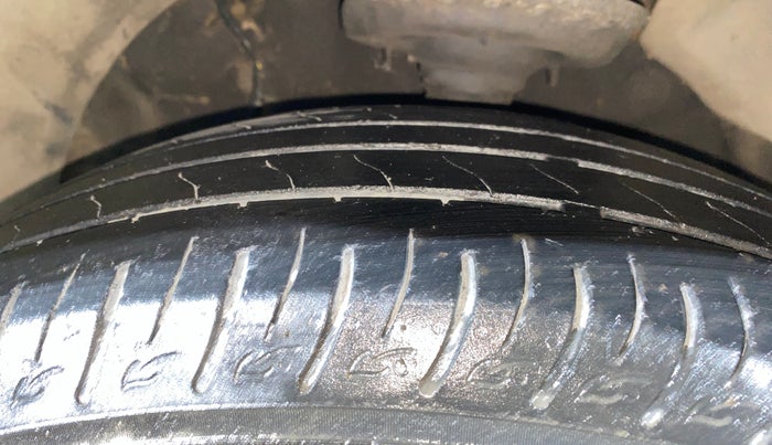 2023 Mahindra XUV300 W8(O) 1.2 PETROL DUAL TONE, Petrol, Manual, 58,758 km, Left Front Tyre Tread