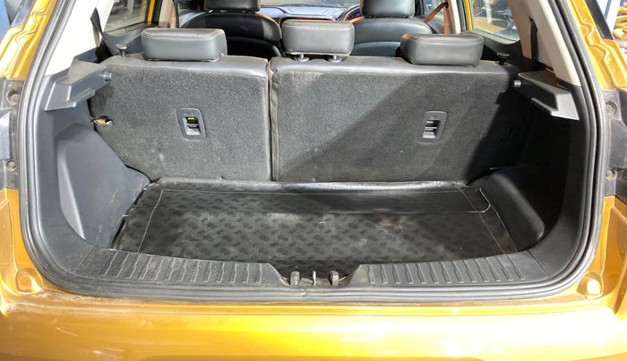 2023 Mahindra XUV300 W8(O) 1.2 PETROL DUAL TONE, Petrol, Manual, 58,758 km, Boot Inside