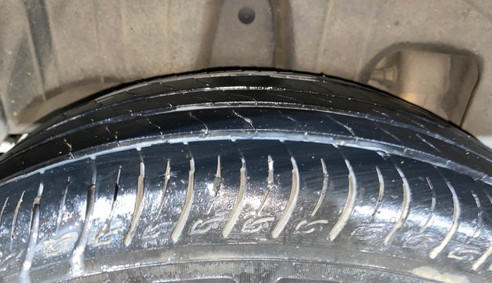 2023 Mahindra XUV300 W8(O) 1.2 PETROL DUAL TONE, Petrol, Manual, 58,758 km, Right Rear Tyre Tread