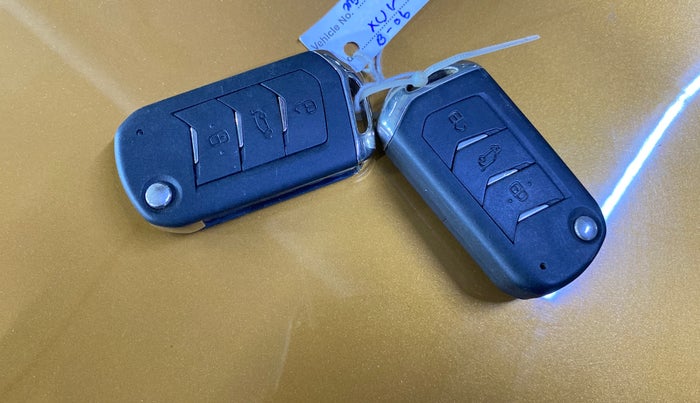 2023 Mahindra XUV300 W8(O) 1.2 PETROL DUAL TONE, Petrol, Manual, 58,758 km, Key Close Up