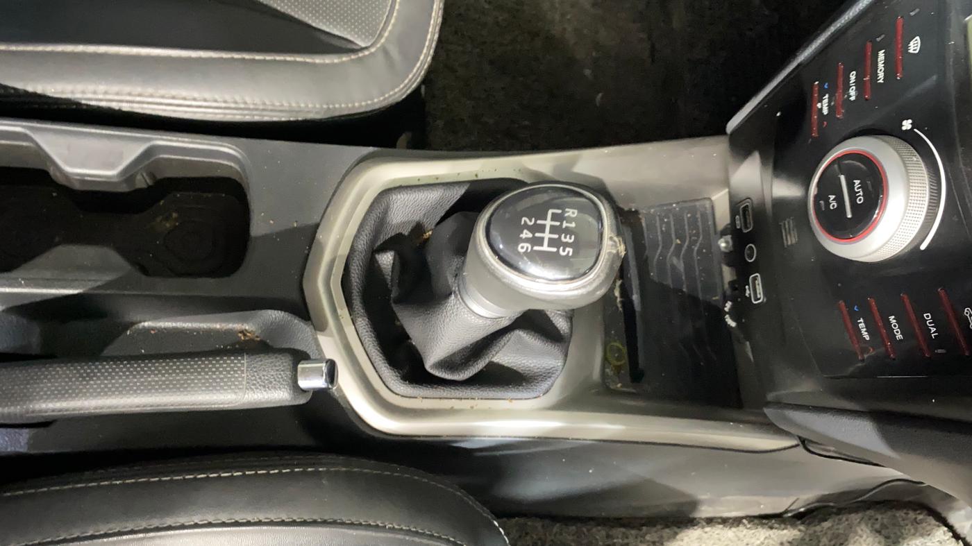 2023 Mahindra XUV300 W8(O) 1.2 PETROL DUAL TONE, Petrol, Manual, 58,758 km, Gear Lever