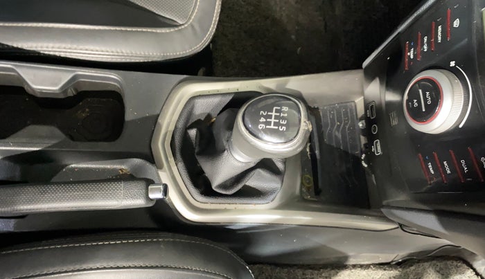 2023 Mahindra XUV300 W8(O) 1.2 PETROL DUAL TONE, Petrol, Manual, 58,758 km, Gear Lever