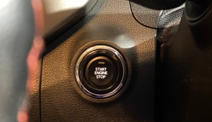 2023 Mahindra XUV300 W8(O) 1.2 PETROL DUAL TONE, Petrol, Manual, 58,758 km, Keyless Start/ Stop Button