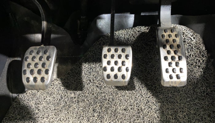 2023 Mahindra XUV300 W8(O) 1.2 PETROL DUAL TONE, Petrol, Manual, 58,758 km, Pedals