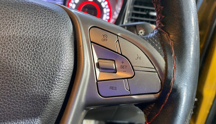 2023 Mahindra XUV300 W8(O) 1.2 PETROL DUAL TONE, Petrol, Manual, 58,758 km, Adaptive Cruise Control