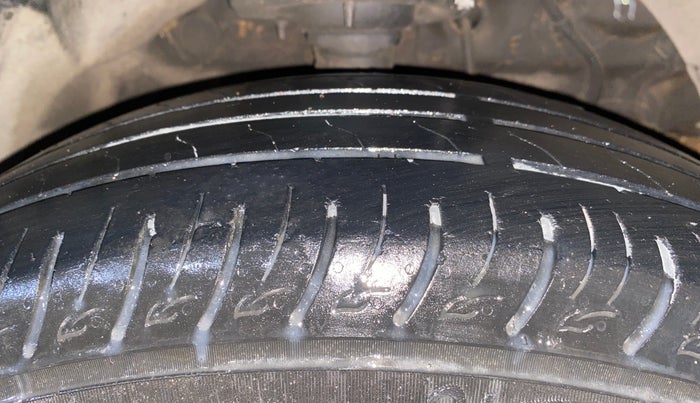 2023 Mahindra XUV300 W8(O) 1.2 PETROL DUAL TONE, Petrol, Manual, 58,758 km, Right Front Tyre Tread