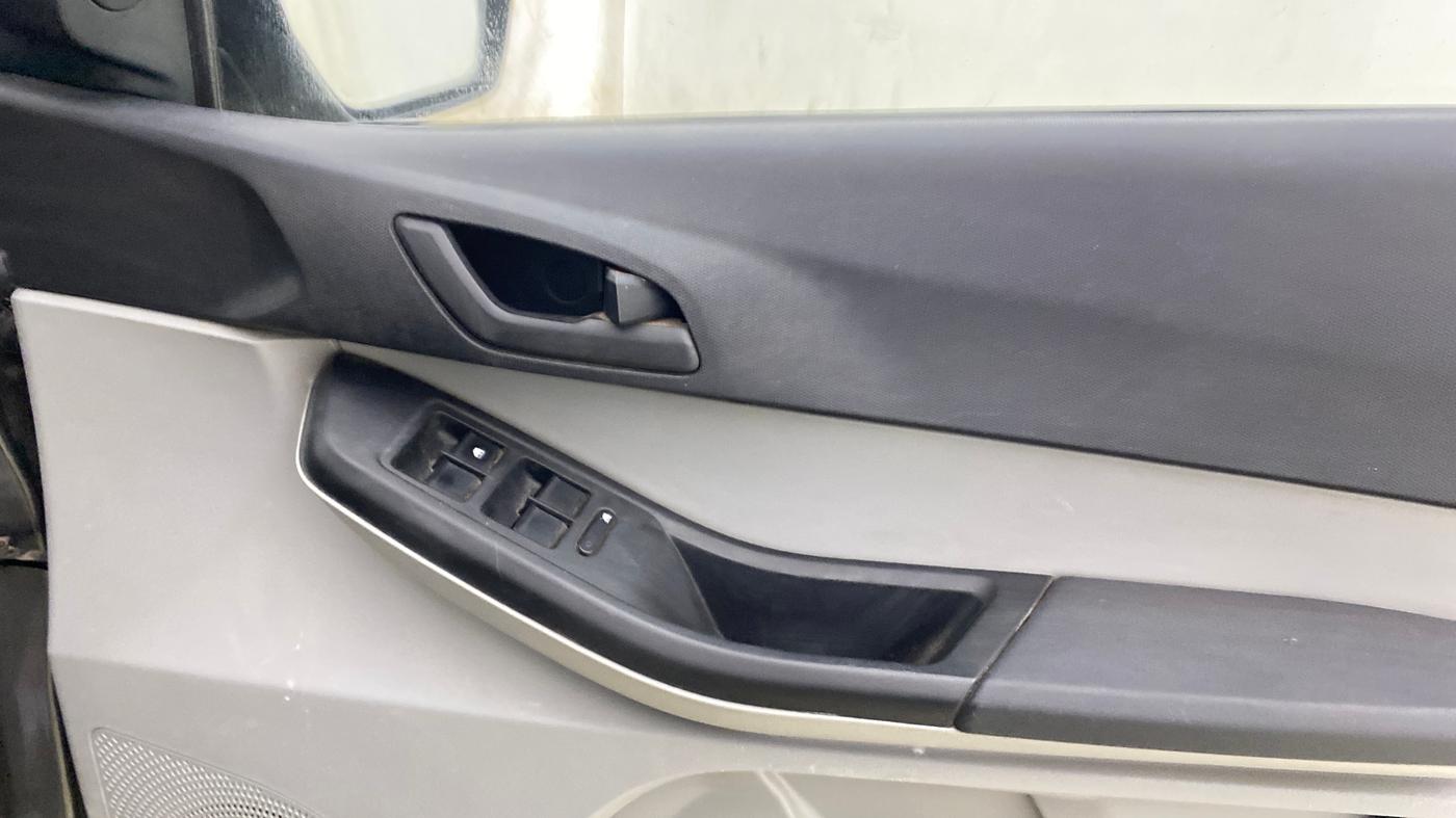 2022 Tata Tiago XT CNG, CNG, Manual, 90,707 km, Driver Side Door Panels Control
