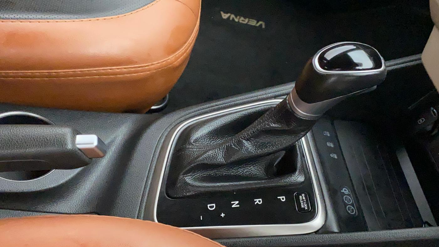 2019 Hyundai Verna 1.6 VTVT SX + AT, Petrol, Automatic, 36,740 km, Gear Lever