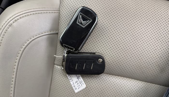 2021 Mahindra XUV700 AX 7 P MT 7 STR, Petrol, Manual, 36,585 km, Key Close Up