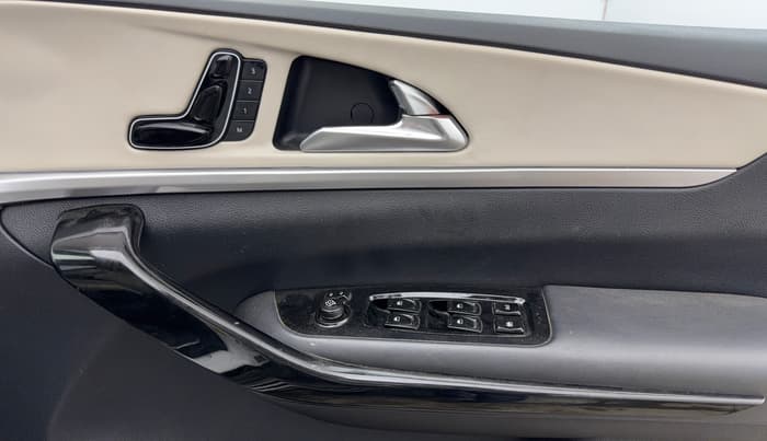 2021 Mahindra XUV700 AX 7 P MT 7 STR, Petrol, Manual, 36,585 km, Driver Side Door Panels Control