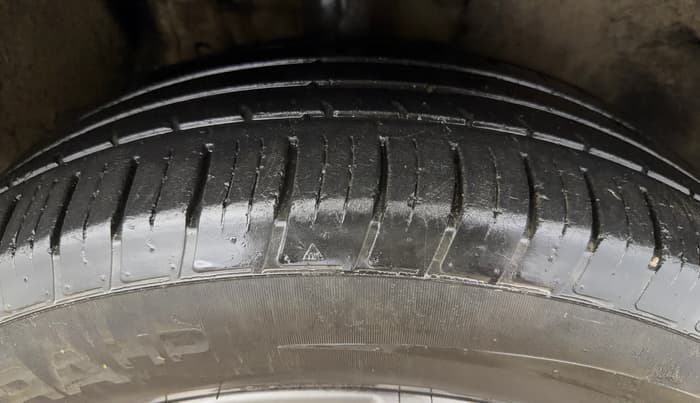 2021 Mahindra XUV700 AX 7 P MT 7 STR, Petrol, Manual, 36,585 km, Right Front Tyre Tread