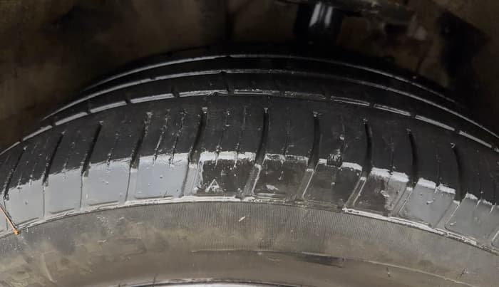 2021 Mahindra XUV700 AX 7 P MT 7 STR, Petrol, Manual, 36,585 km, Left Front Tyre Tread