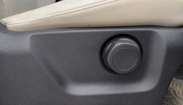 2021 Mahindra XUV700 AX 7 P MT 7 STR, Petrol, Manual, 36,585 km, Driver Side Adjustment Panel