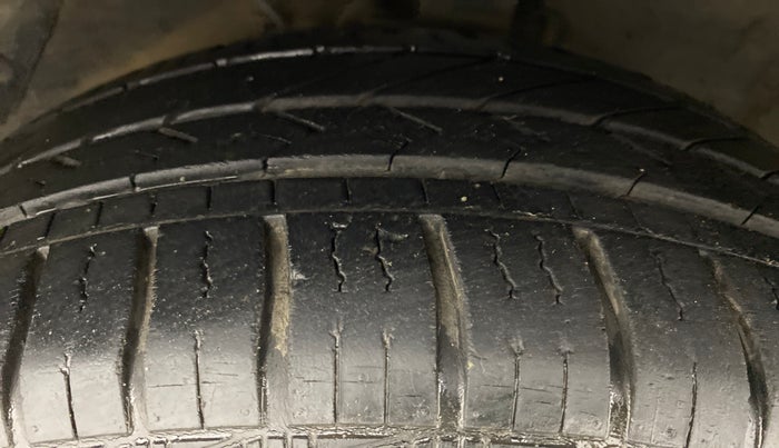 2013 Hyundai i20 SPORTZ 1.4 AT VTVT, Petrol, Automatic, 22,621 km, Left Front Tyre Tread