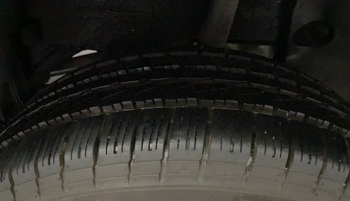 2014 Nissan Terrano XV D THP 110 PS, Diesel, Manual, 1,27,160 km, Left Rear Tyre Tread