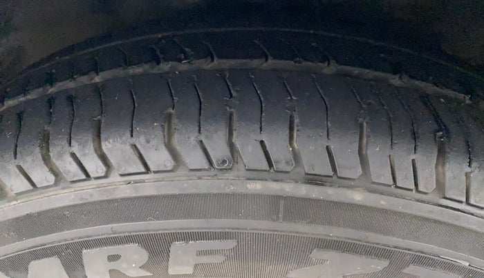2011 Hyundai i10 SPORTZ 1.2, Petrol, Manual, 60,090 km, Right Front Tyre Tread