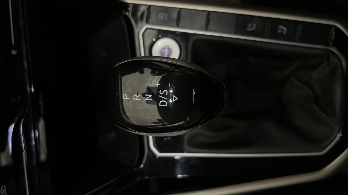 2022 Volkswagen VIRTUS TOPLINE TSI 1.0 AT, Petrol, Automatic, 47,258 km, Gear Lever