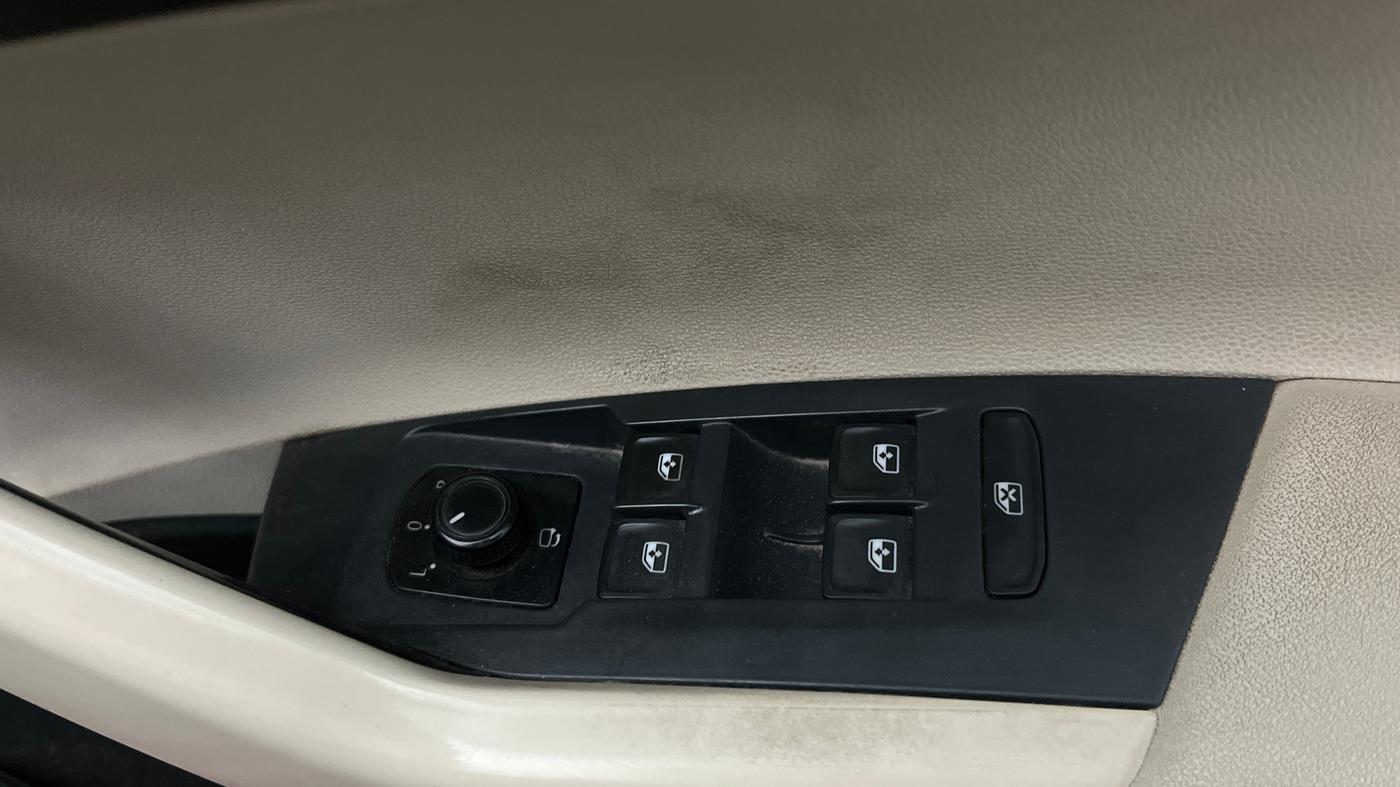 2022 Volkswagen VIRTUS TOPLINE TSI 1.0 AT, Petrol, Automatic, 47,258 km, Driver Side Door Panels Control