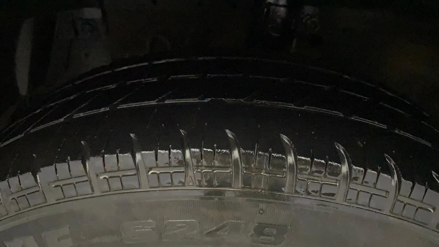 2017 Maruti Swift VXI, Petrol, Manual, 64,981 km, Left Front Tyre Tread
