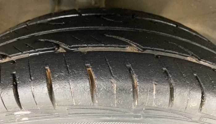 2013 Maruti Alto 800 VXI, Petrol, Manual, 75,470 km, Right Front Tyre Tread