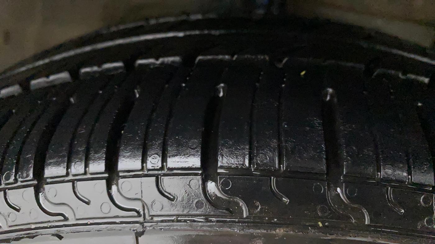 2016 Maruti Ciaz VXI, Petrol, Manual, 80,551 km, Right Front Tyre Tread
