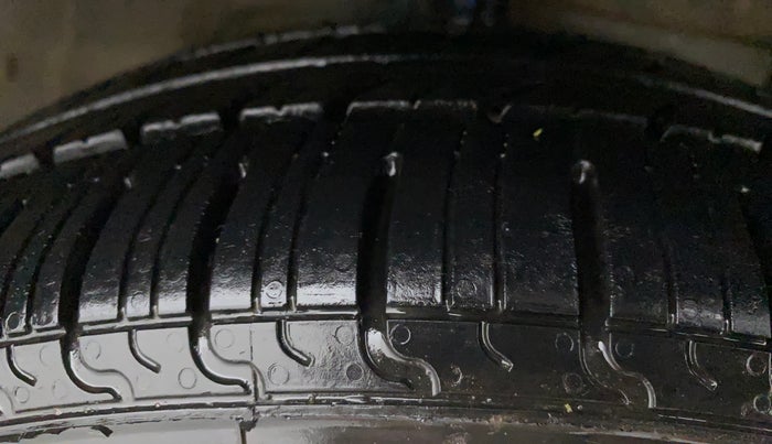 2016 Maruti Ciaz VXI, Petrol, Manual, 80,551 km, Right Front Tyre Tread