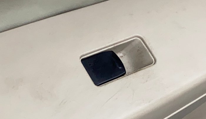 2016 Maruti Ciaz VXI, Petrol, Manual, 80,551 km, Left front window switch / handle - Power window makes minor noise