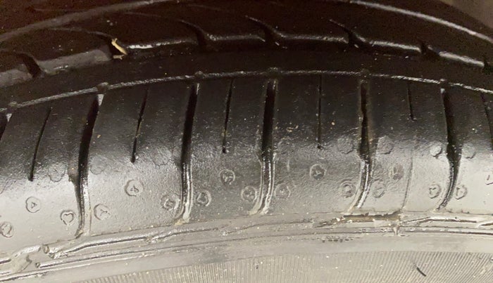 2018 Hyundai Grand i10 SPORTZ (O) AT 1.2 KAPPA VTVT, Petrol, Automatic, 59,569 km, Right Front Tyre Tread