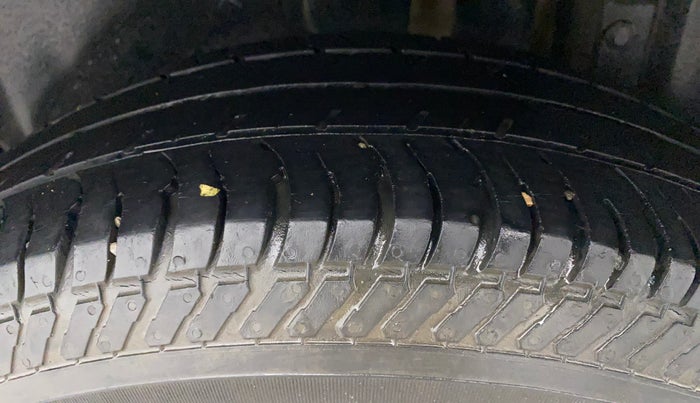 2015 Maruti Swift VXI, Petrol, Manual, 48,905 km, Left Rear Tyre Tread