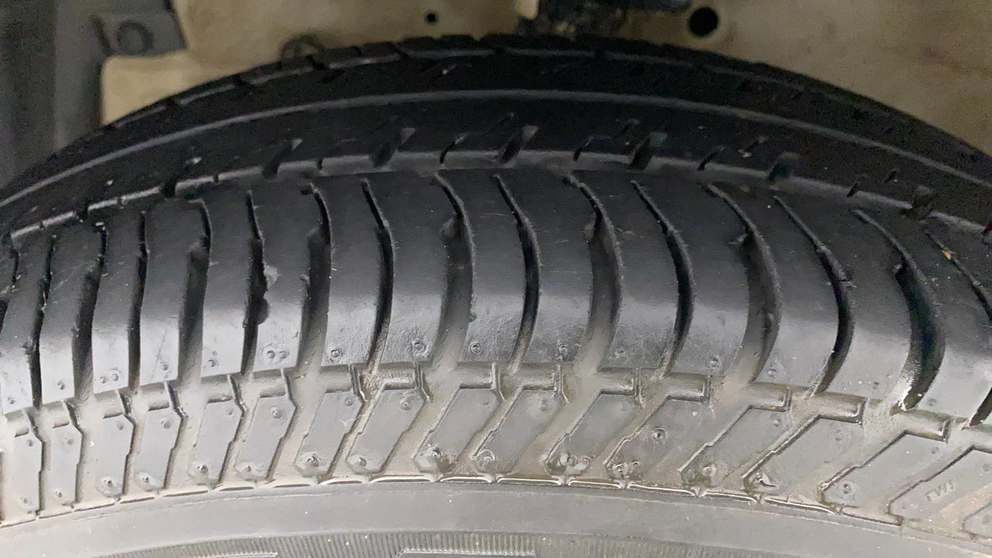 2015 Maruti Swift VXI, Petrol, Manual, 48,905 km, Left Front Tyre Tread
