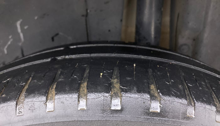 2013 Maruti Swift VXI, Petrol, Manual, 1,21,617 km, Left Rear Tyre Tread