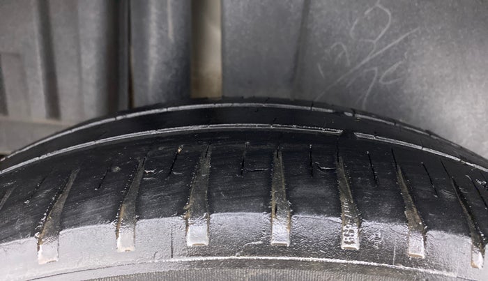 2013 Maruti Swift VXI, Petrol, Manual, 1,21,617 km, Right Rear Tyre Tread