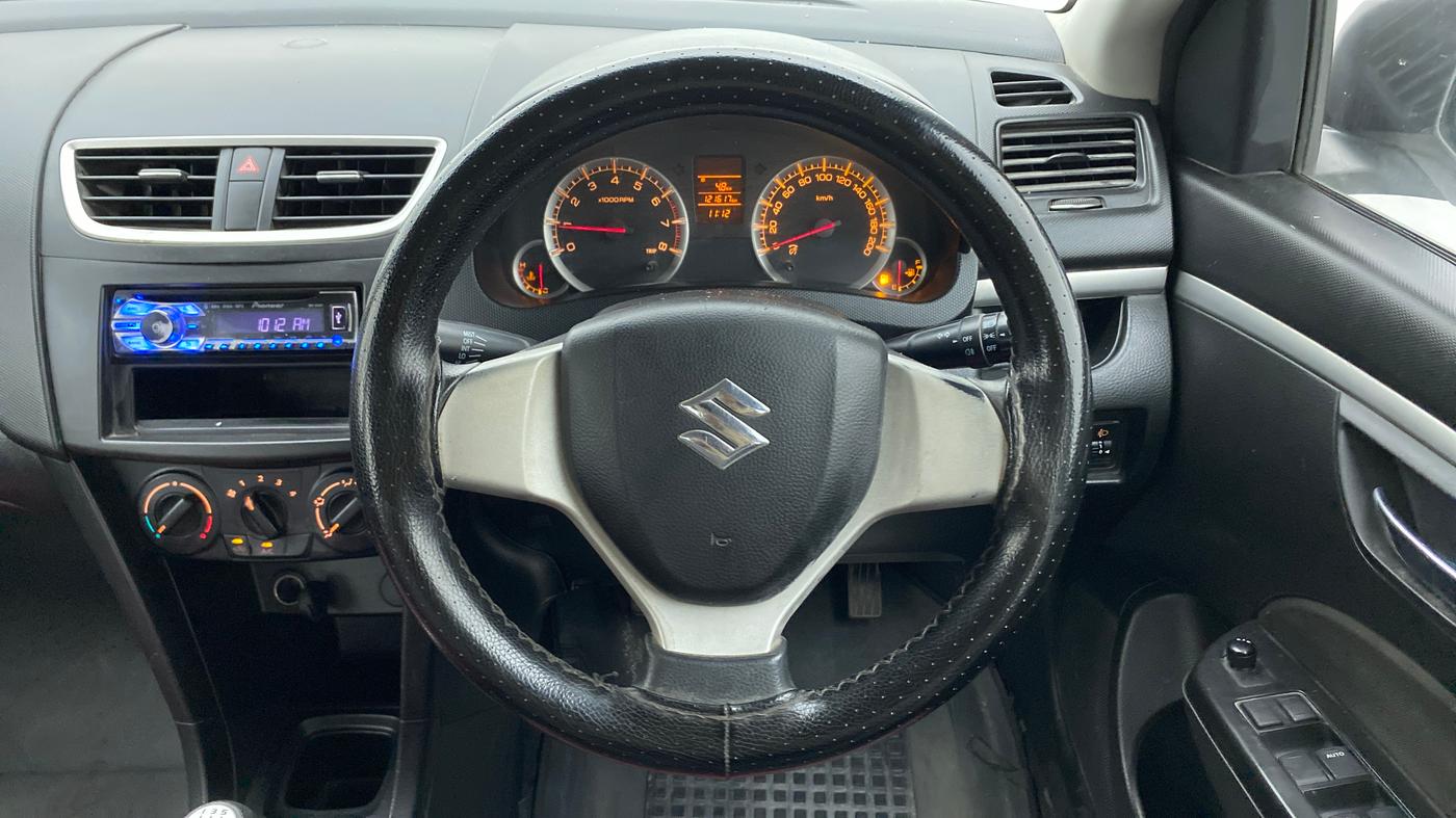 2013 Maruti Swift VXI, Petrol, Manual, 1,21,617 km, Steering Wheel Close Up