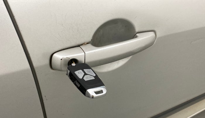 2013 Maruti Swift VXI, Petrol, Manual, 1,21,617 km, Lock system - Dork lock functional only from remote key