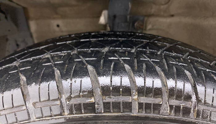 2013 Maruti Swift VXI, Petrol, Manual, 1,21,617 km, Left Front Tyre Tread