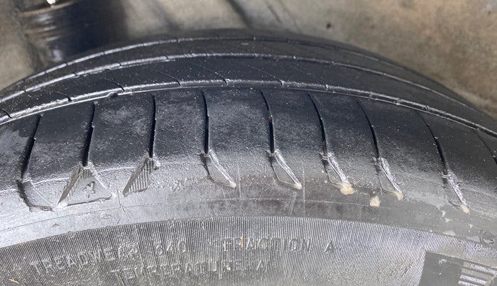 2018 Hyundai Verna 1.6 SX (O) CRDI MT, Diesel, Manual, 62,379 km, Right Rear Tyre Tread