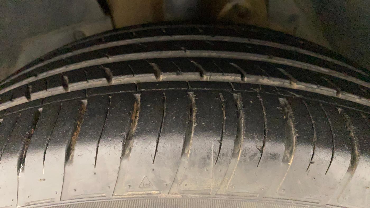 2018 Mahindra XUV500 W11 (O) AT, Diesel, Automatic, 52,673 km, Left Front Tyre Tread