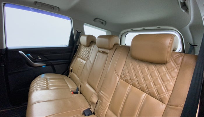 2018 Mahindra XUV500 W11 (O) AT, Diesel, Automatic, 52,673 km, Right Side Rear Door Cabin